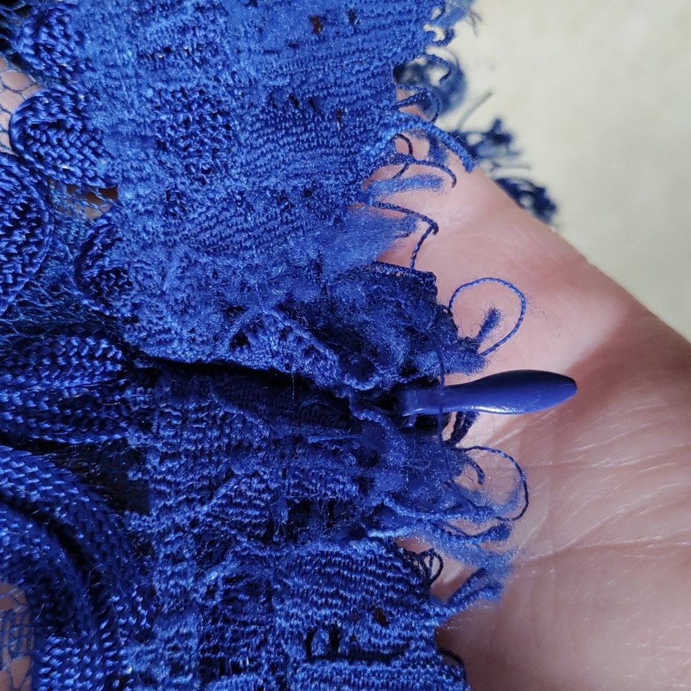 2/$10 04108 Willa royal blue floral and lace S/S cropped blouse M - Picture 5 of 9